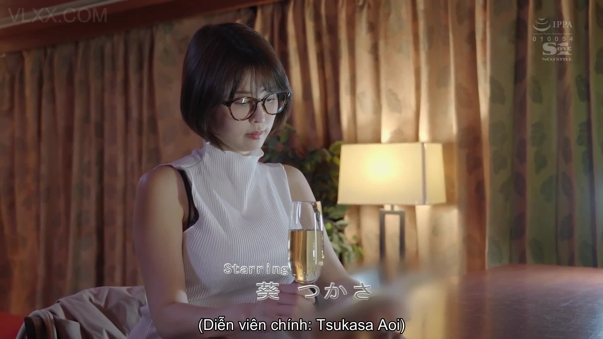 Bắt gặp thần tượng Tsukasa Aoi trong quán bar