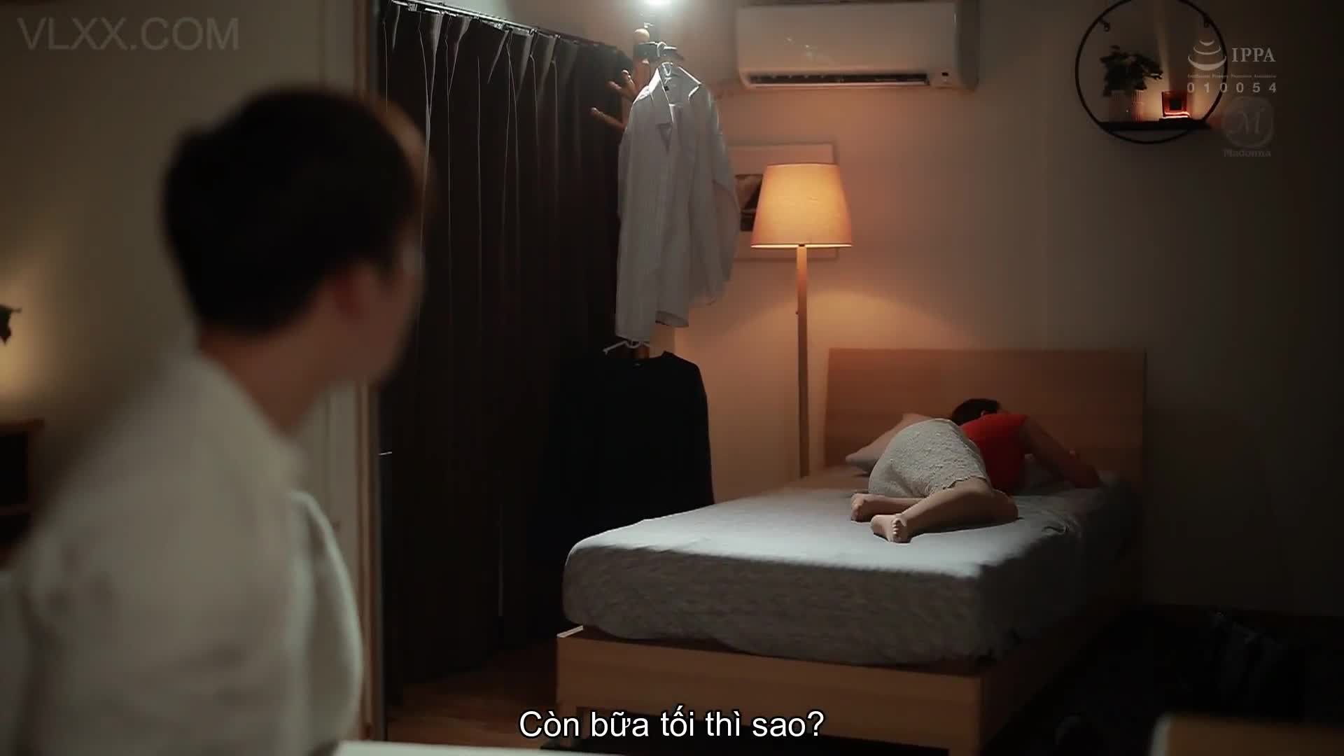 Ngoại tình với cháu trai khi đi công tác
