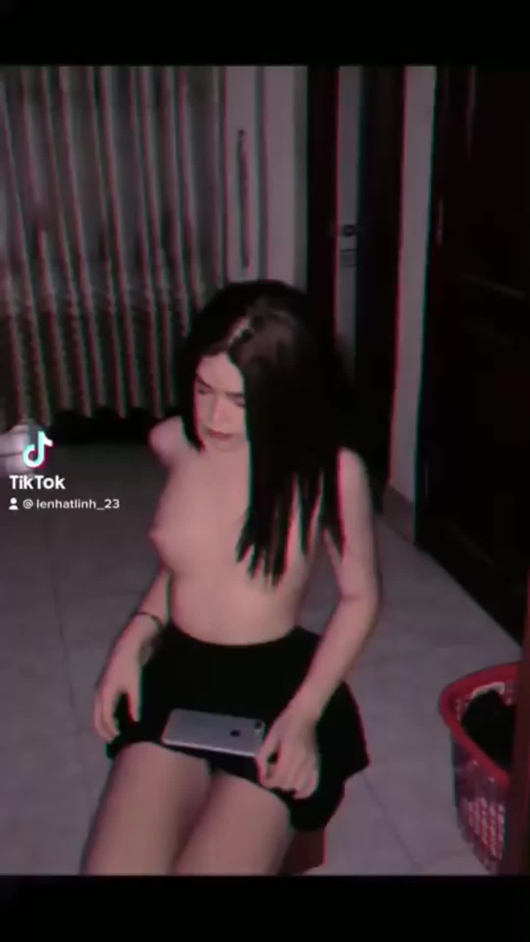 Nhật Linh 2K3 Lộ Show Đầu Ti